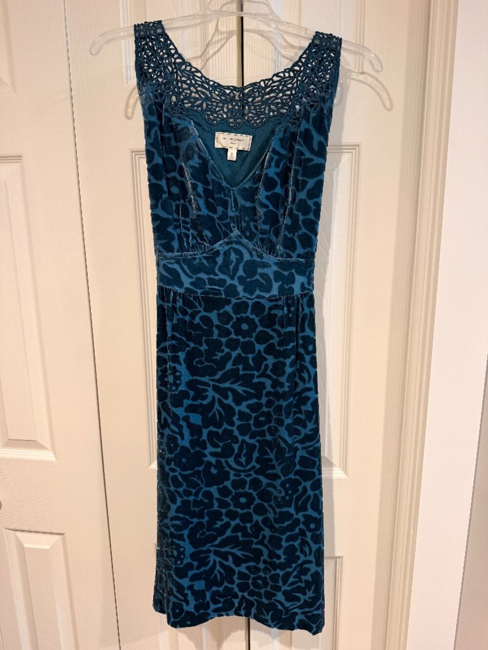 Moulinette Soeurs Anthropologie Velvet Burnout Floral Vneck Dress with Lace Trim